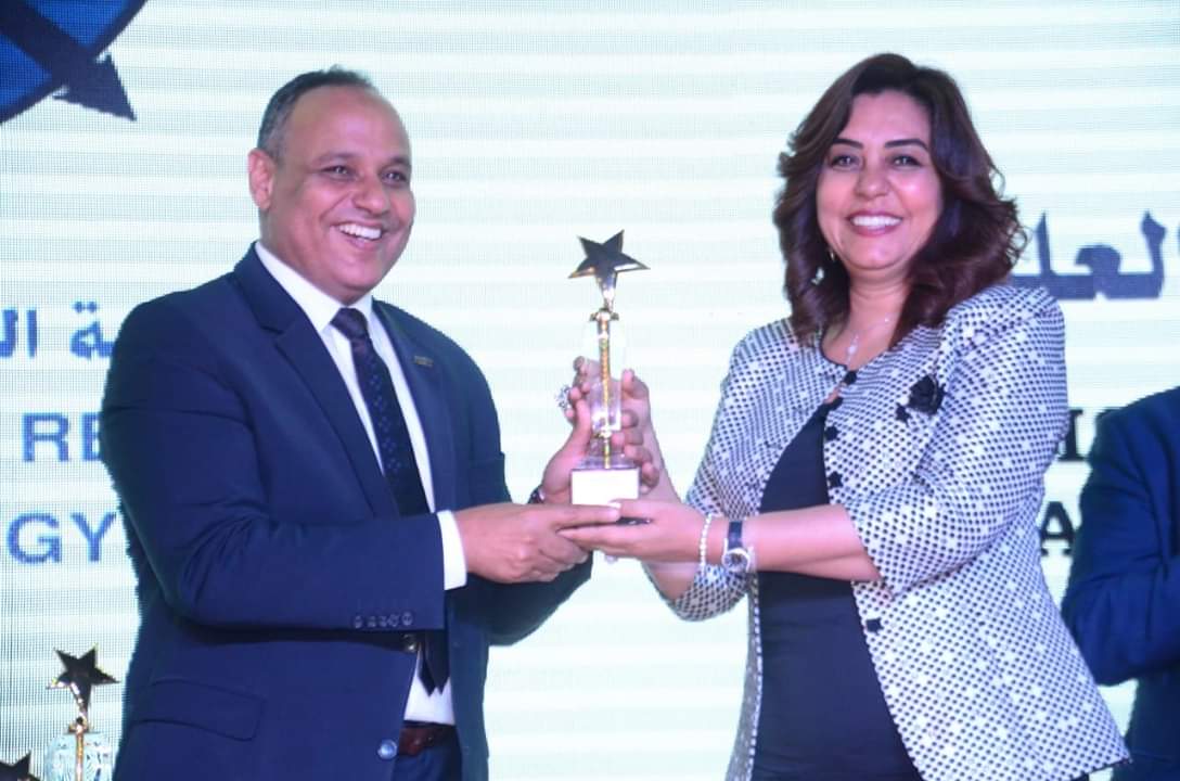 رئيس أكاديمية البحث العلمي يسلم جائزة  ”أوسكار عواصم الإبتكار”