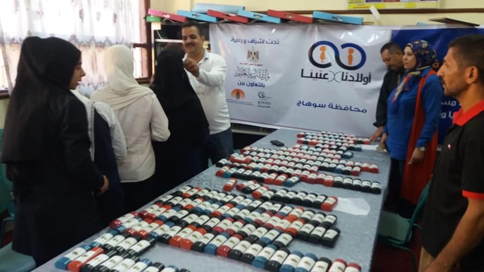 ”أولادنا في عنينا ” توزع 256 نظارة طبية بمدرسة الشهداء بسوهاج