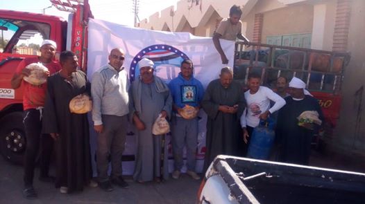 مستقبل وطن الوادي الجديد يوزع خبز وأسطوانات بوتاجاز بالمجان بقافلة متكاملة بباريس