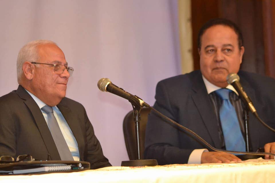 محافظ بورسعيد يشيد بتجارب الشباب الناجحة في مشروعات الشاطئ