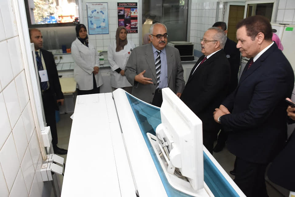 أخصائية تمريض بالقصر العيني الفرنساوي تمنع رئيس جامعه  القاهرة من وحدة قسطرة القلب بالمستشفى