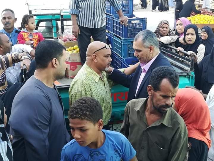 الحضرى يفتتح منفذ بيع وزارة الزراعة بالقصير