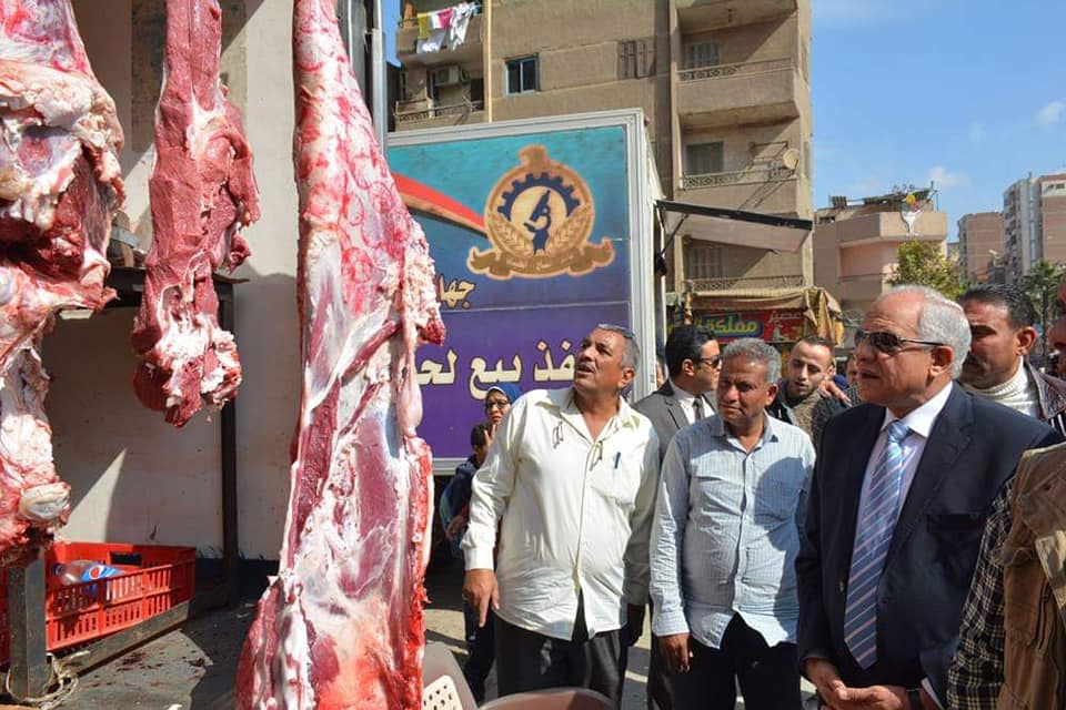 محافظ الجيزة يقف بطابور عيش بحاره بالدقى