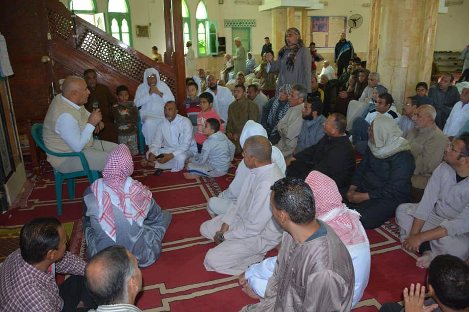 محافظ الوادى الجديد يلتقى بالمواطنين بحى الامل ويوجه بسرعة حل مشاكلهم