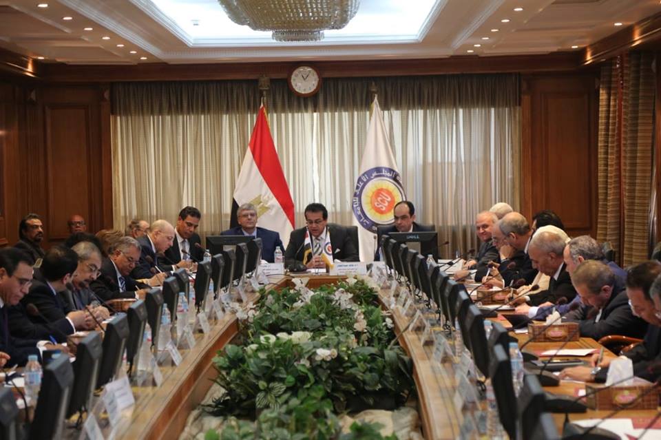 وزير التعليم العالى يبحث آليات التعاون الطبى والصحى مع وفد من منظمة رؤساء الشركات الفرنسية