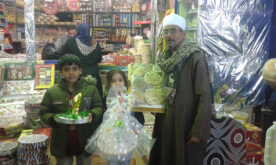 عرائس وحلوي المولد تدخل الفرحة للاطفال وتحتل شوارع بني مزار بالمنيا 