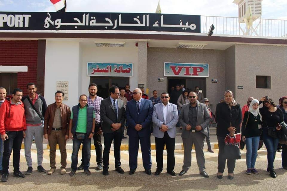 محافظ الوادي الجديد يستقبل قافلة القصر العيني