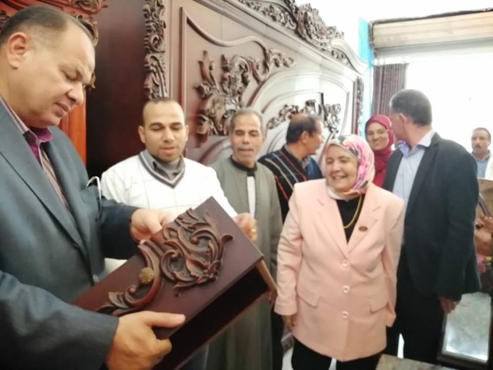 محافظ الفيوم يتفقد عددا من القري المنتجة بالمحافظة