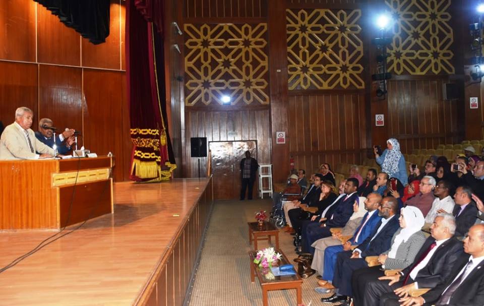 محافظ أسوان يسلم 31 عقد عمل بالقطاع الخاص لذوى القدرات الخاصة