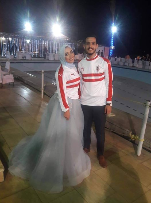 احتفل عروسان بخطوبتهما بارتداء تي شيرت الزمالك
