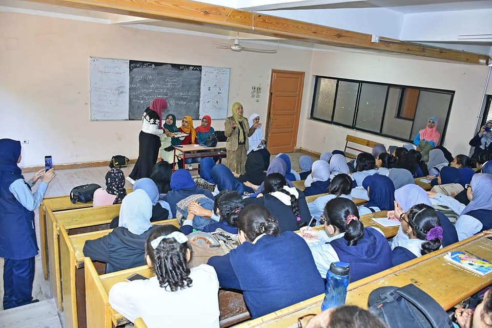 القومى للمرأة يبحث أشكال العنف ضد المرأة بمدرسة الأقصر الاعدادية بنات