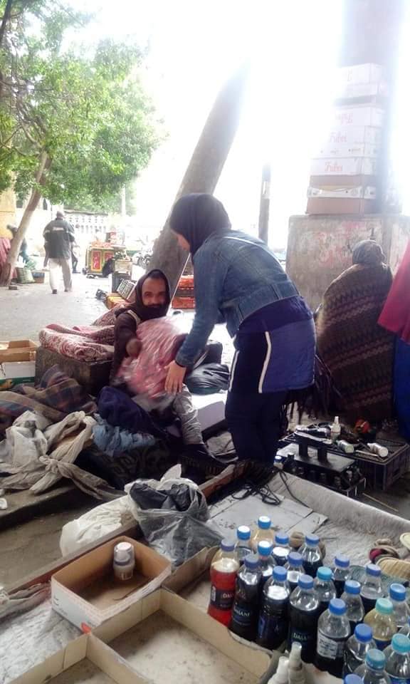 بالصور - مبادرة شتاء دفئ تتجول في شوارع القاهرة تحت الأمطار