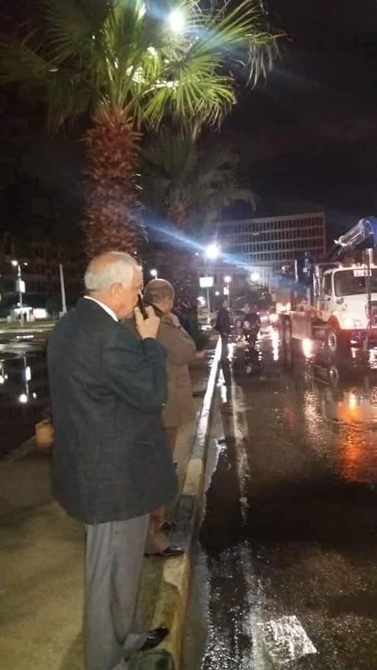 محافظ الجيزة يقود عمليات شفط مياة الأمطار ليلا من شوارع الجيزة