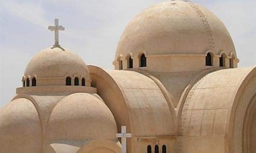 الكنيسة الكاثوليكة تقبل استقالة مطران سوهاج وتجرد كاهنا بالمنيا