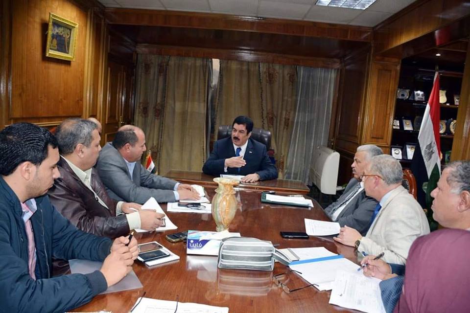 مرزوق يعقد اجتماع لبحث مشروعات مياه الشرب والصرف الصحى بالقليوبية