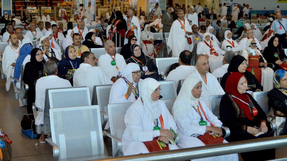 مطار القاهرة يشهد مغادرة أفواج المعتمرين لأداء العمرة