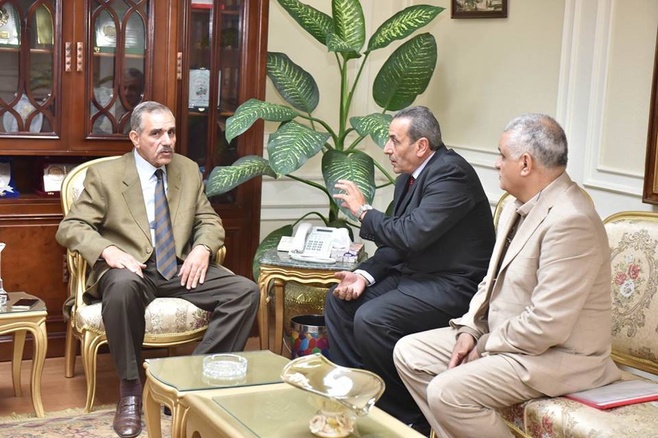 محافظ أسيوط يبحث آليات محو أمية 248 ألف شخص