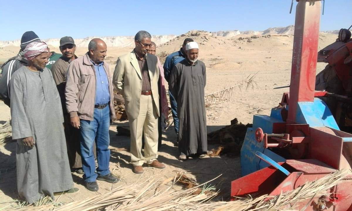 رئيس مركز الداخلة بالوادى الجديد يتفقد مشروع فرم وتدوير المخلفات الزراعية بقرية عزب القصر