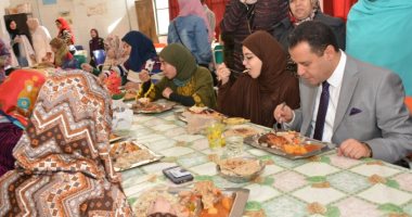 نائب رئيس جامعة أسيوط يشارك طالبات المدينة الجامعية وجبة الغداء