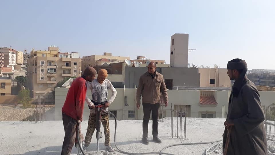 ”القاهرة الجديدة” تواصل إزالة مخالفات البناء والإشغالات