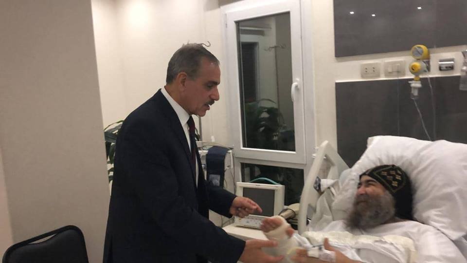 محافظ أسيوط يزور الانبا يؤانس بأحد مستشفيات القاهرة للاطمئنان على صحته