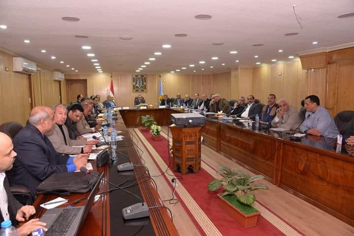 محافظ أسيوط يجتمع بأعضاء مجلس النواب لتطوير قطاع التعليم