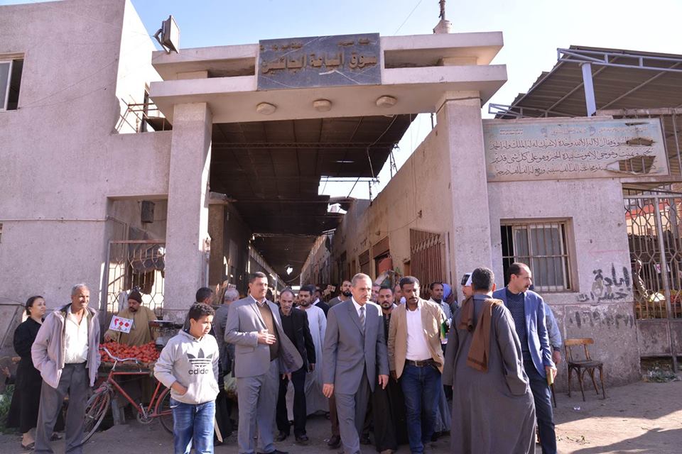 محافظ أسيوط يقرر صرف مساعدات مالية للحالات الإنسانية من الباعة الجائلين