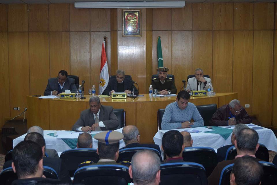 محافظ المنيا يطالب بسرعة حصر جميع المشروعات المتعثرة