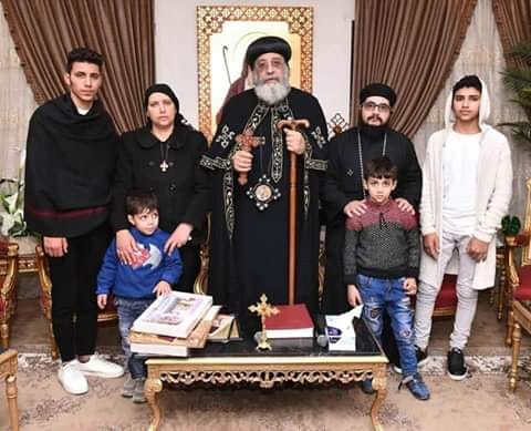 البابا تواضروس يستقبل أسرة شهيدين المنيا