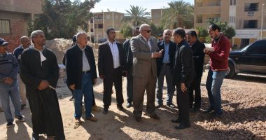 محافظ الوادي الجديد يتفقد المشروعات الصناعية بالداخلة