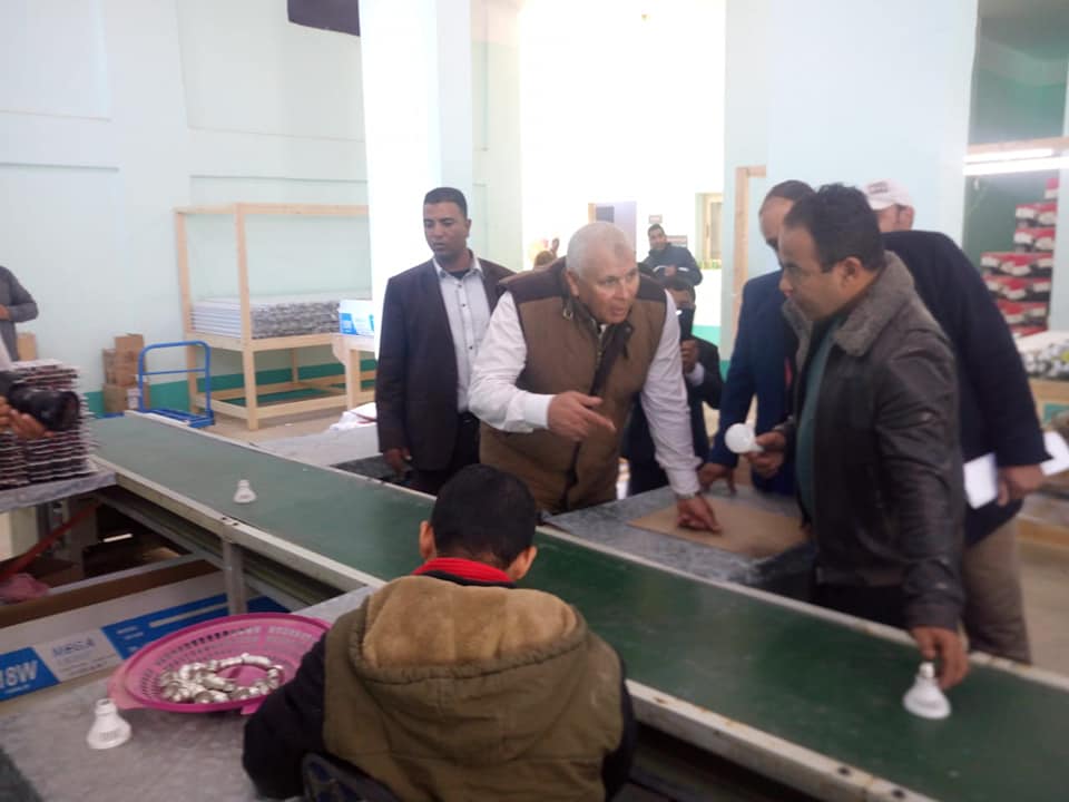 محافظ الوادي الجديد يتابع سير العمل في مصنع لمبات الليد