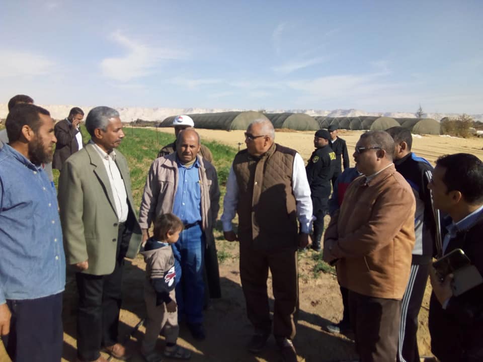 محافظ الوادي الجديد يتابع مشروعات الصوب الزراعية
