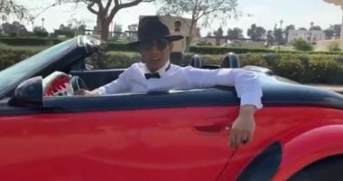 محمد رمضان يقود سيارة كلاسيك فى اغنية أنا مافيا