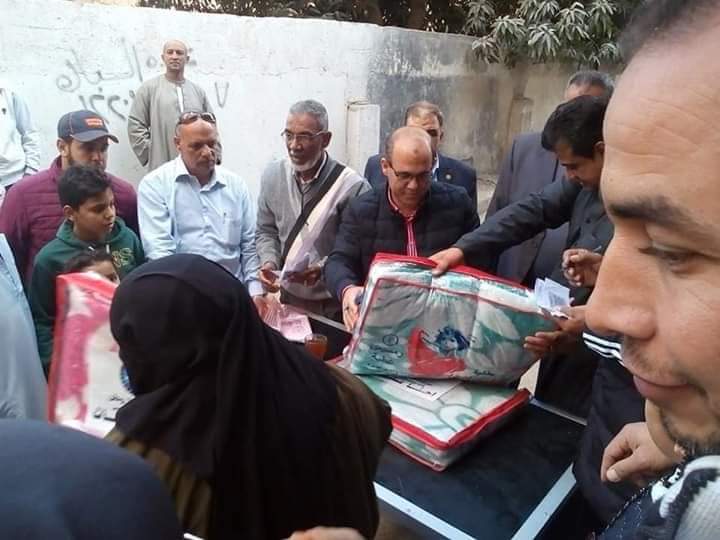 حزب مستقبل وطن يقوم بتوزيع البطاطين بقرية عامر بالسويس