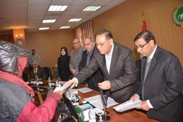 محافظ الشرقيه يشهد توزيع وحدات سكنية على الأسر الأولى بالرعاية