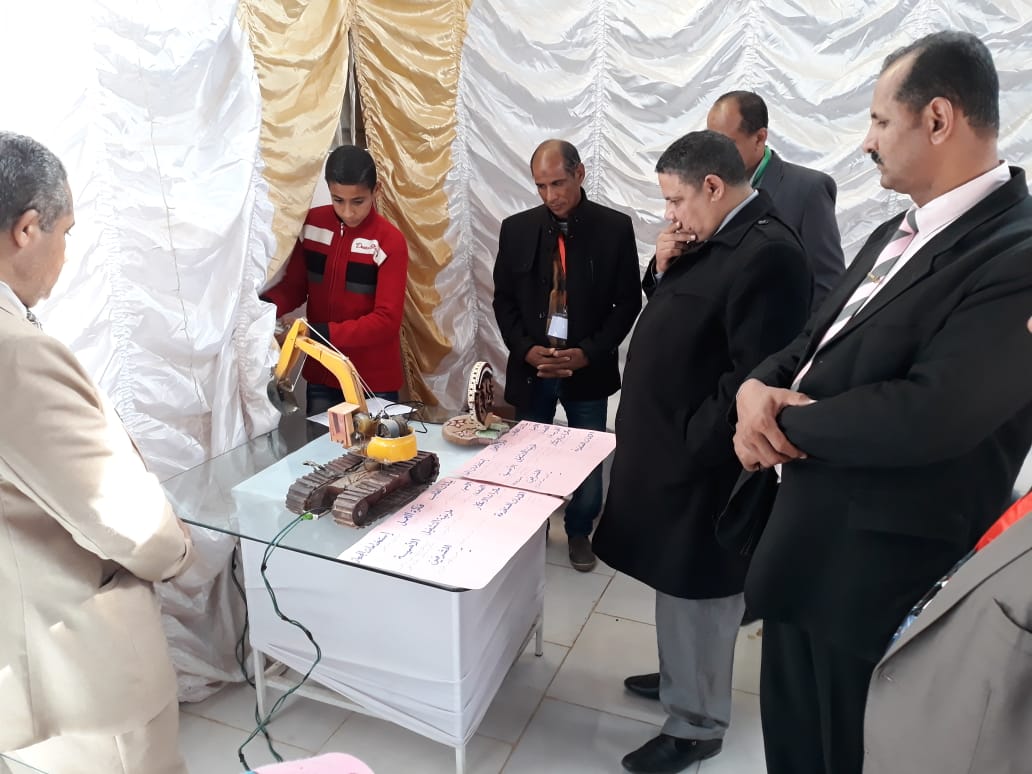 وكيل تعليم الوادى الجديد يشهد فعاليات معرض العلوم والهندسة بالداخلة