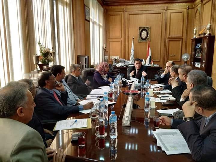 رئيس هيئة السكة الحديد يتابع الموقف التنفيذى لمشروع تطوير المزلقانات والمحطات