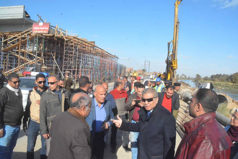 محافظ المنيا يتابع أعمال إنشاء محور سمالوط على النيل