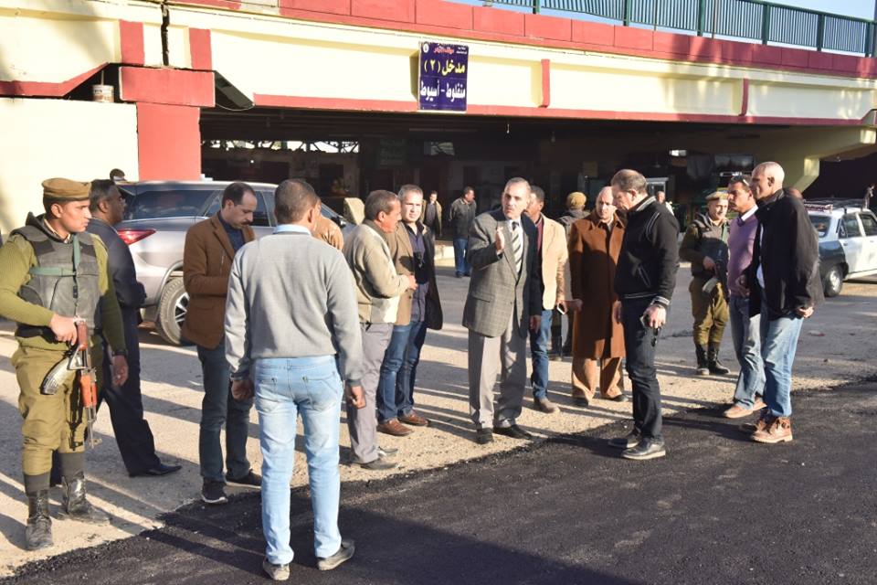 محافظ أسيوط يتابع سير العمل لتطوير موقف الأزهر