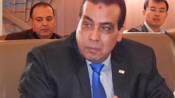 رئيس جامعة قناة السويس يتجاهل مطالب العاملين ويرد: بالصمت الرهيب