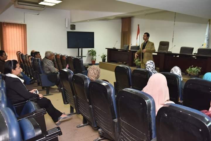 محافظ أسيوط يعلن تنظيم  دورات تدريبية لموظفي الجهات الحكومية