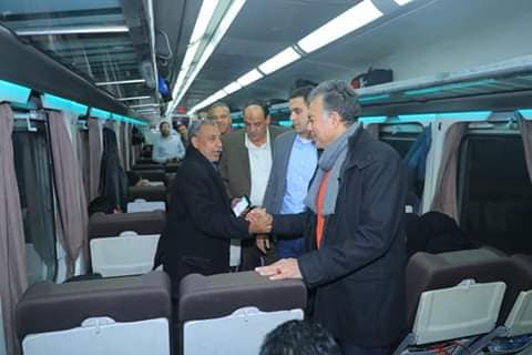 وزير النقل يستقل جرار قطار رقم 981 من المنيا إلى بني سويف