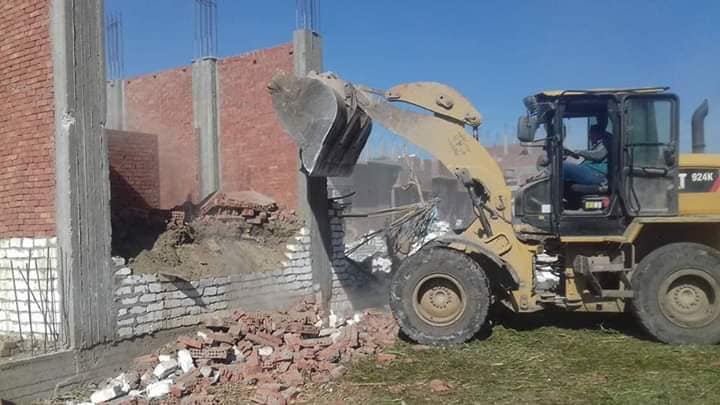 حملة مكبرة لإزالة التعديات على الأراضي الزراعية بقرية أبسوج جنوب بني سويف