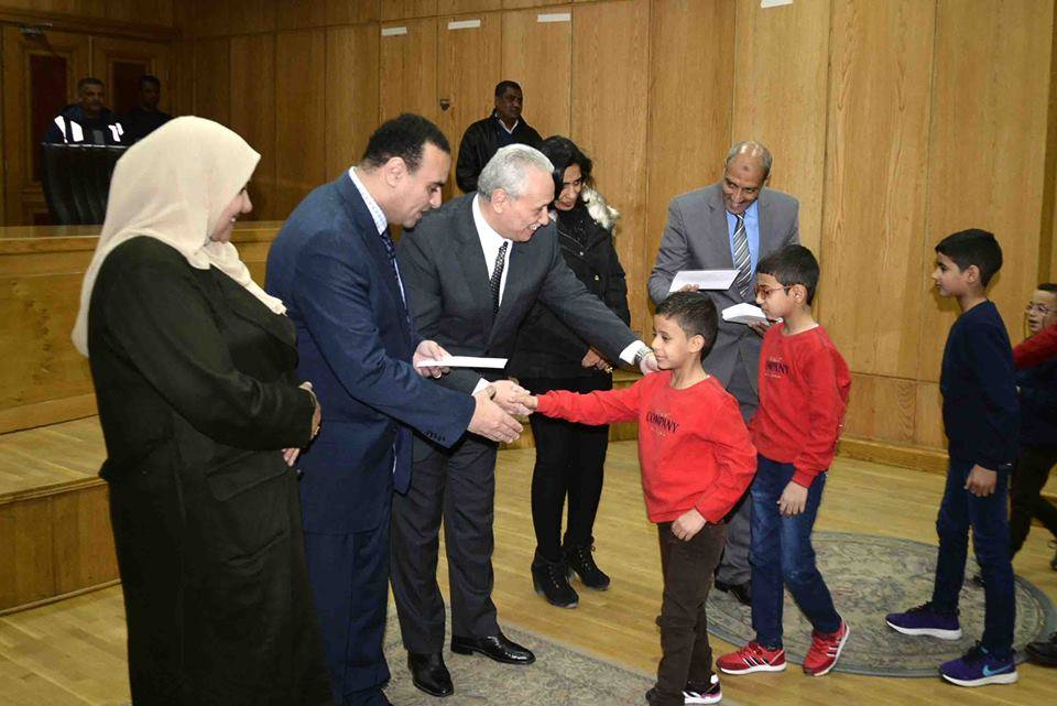 محافظ الأقصر يقدم التهنئة لأطفال جمعيتي أصدقاء الكتاب المقدس