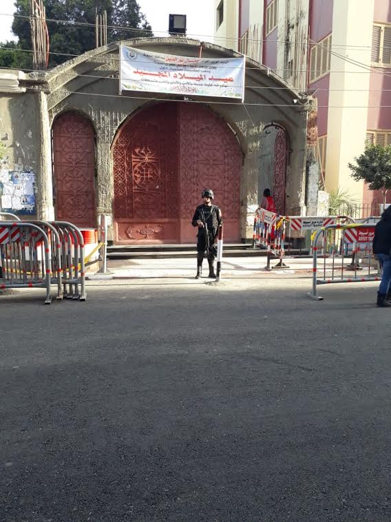 الأجهزة الامنية بأسيوط تقيم كردونات وبوابات إلكترونية لتأمين الكنائس