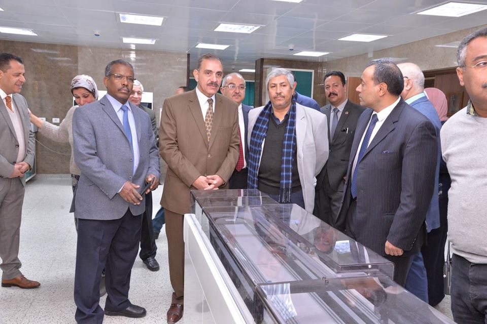 بالصور.. محافظ أسيوط ورئيس الجامعة يتفقدان المعامل المركزية بالجامعة