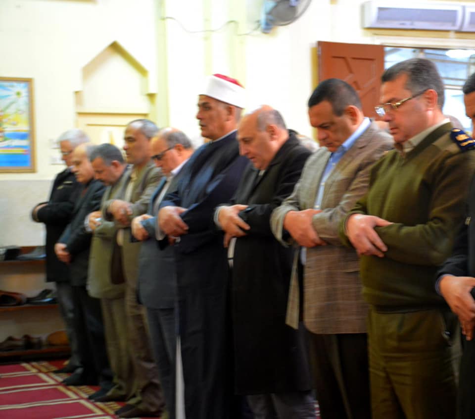محافظ البحيرة يؤدى صلاة الجمعة بمسجد السد العالى بدمنهور