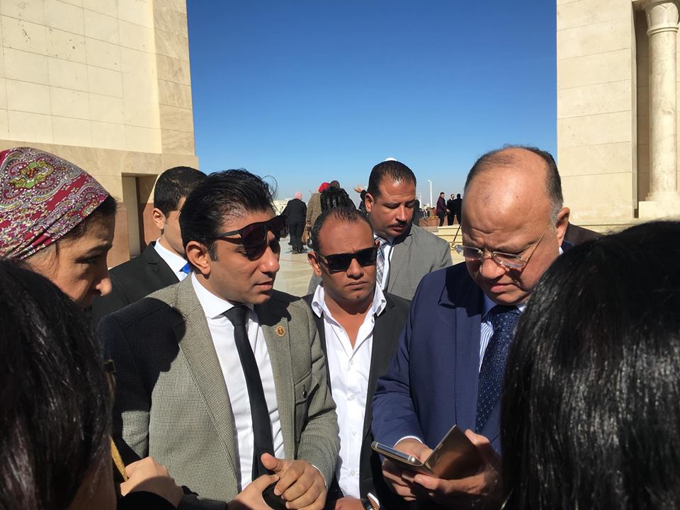 شاب يستوقف محافظ القاهرة لعرض مشكلات حى المعادى