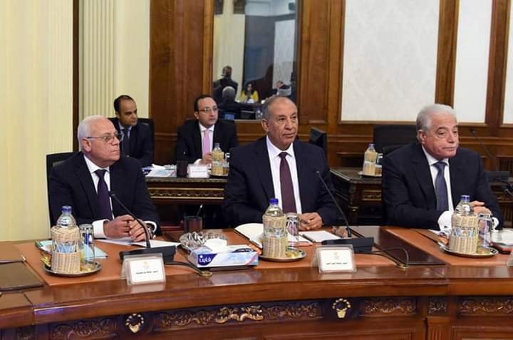 محافظ البحر الأحمر يستعرض موقف تقنين الأراضى وإزالة التعديات بالمحافظة