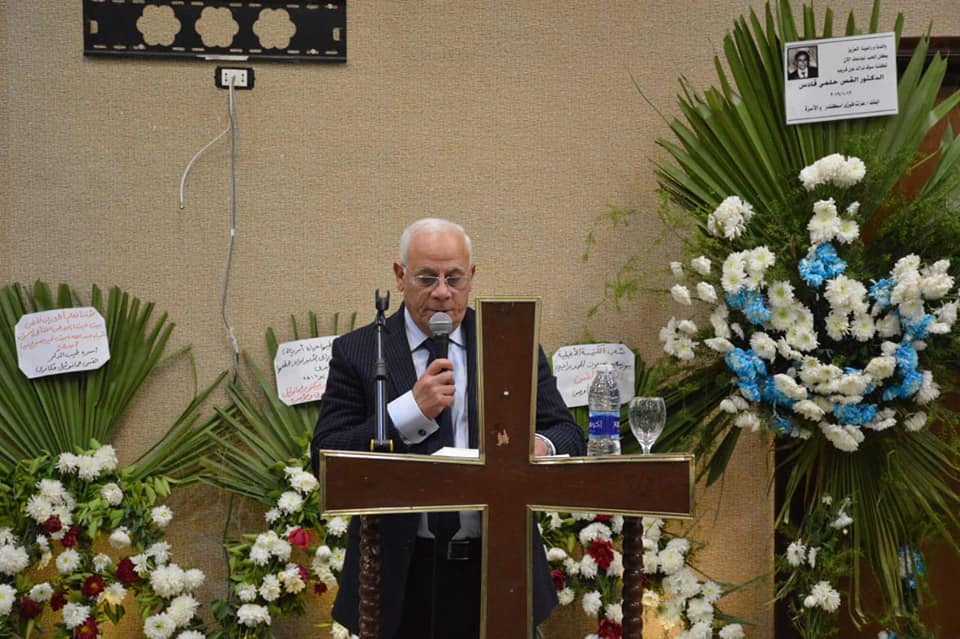 محافظ بورسعيد يقدم واجب العزاء فى وفاة القس الدكتور حلمى قادس